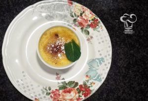 Crema tostada con piña y jengibre